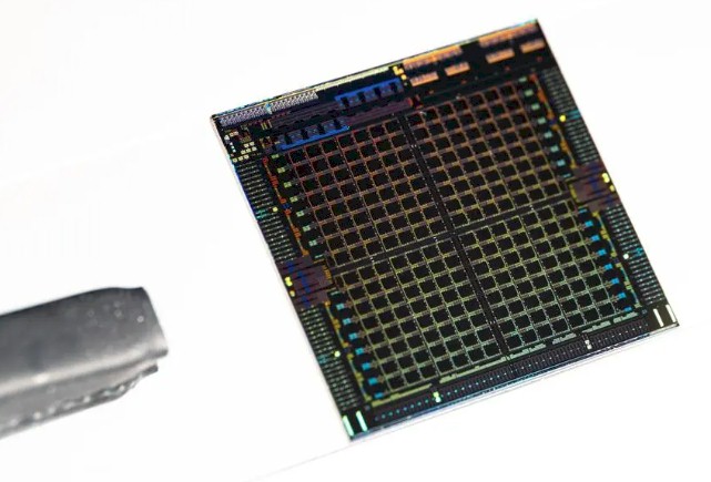 nextsilicon-maverick-2-chip-shot-logo-2